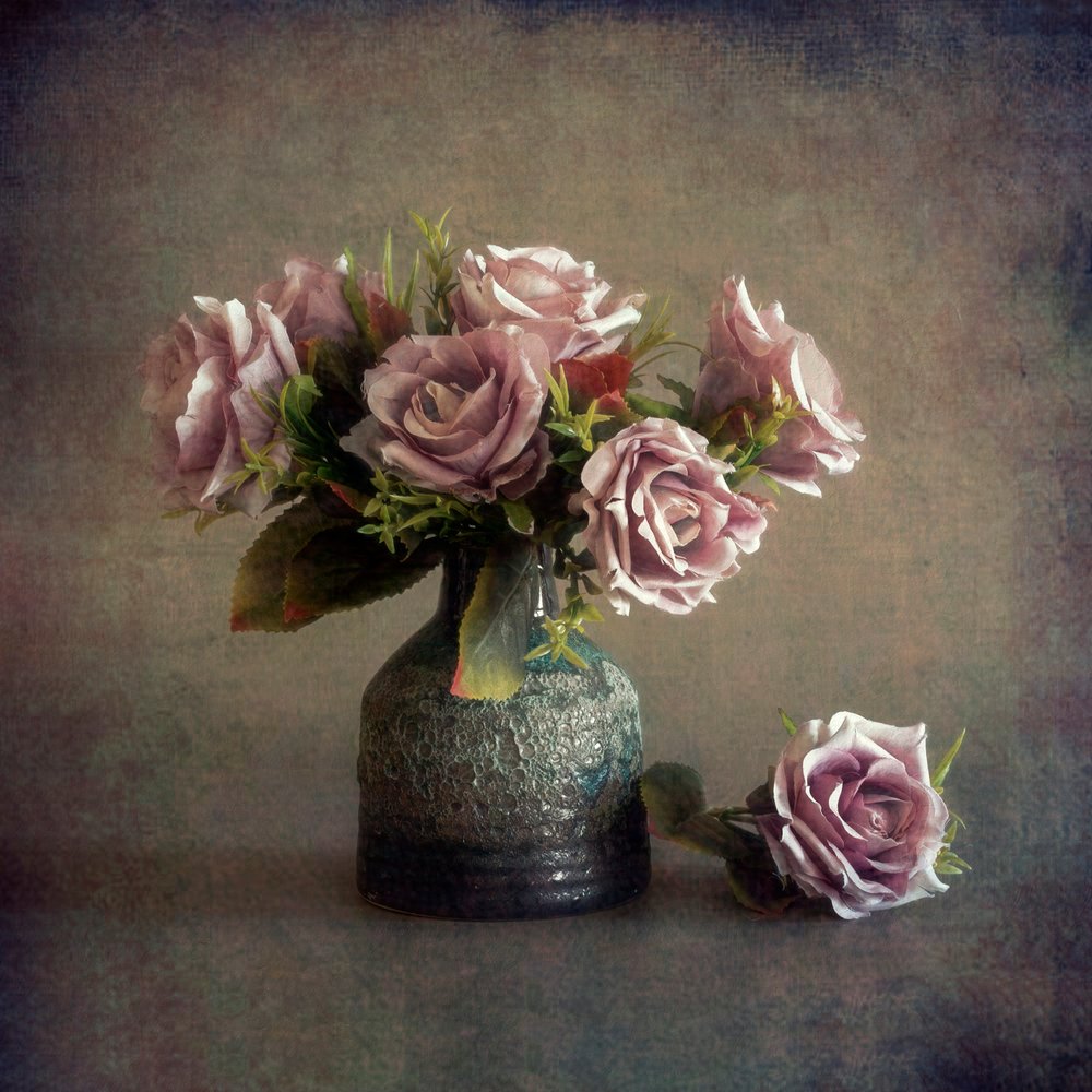 Nature morte aux roses anciennes - Cicek Kiral