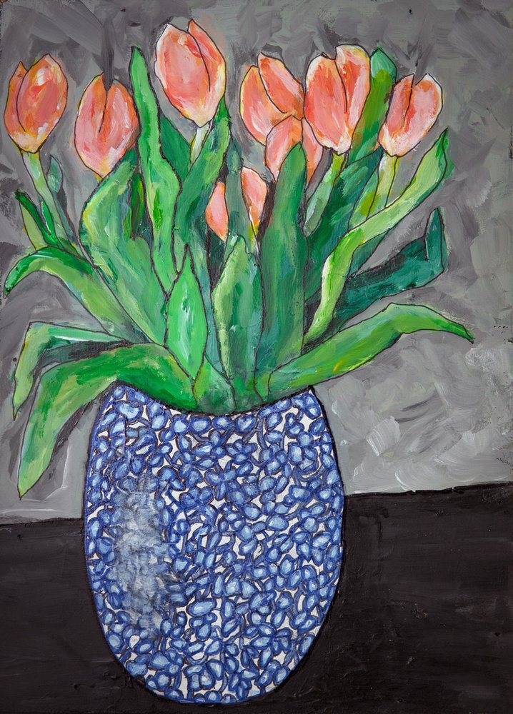 Des tulipes éclatantes dans un vase bleu - Dale Hefer & Family
