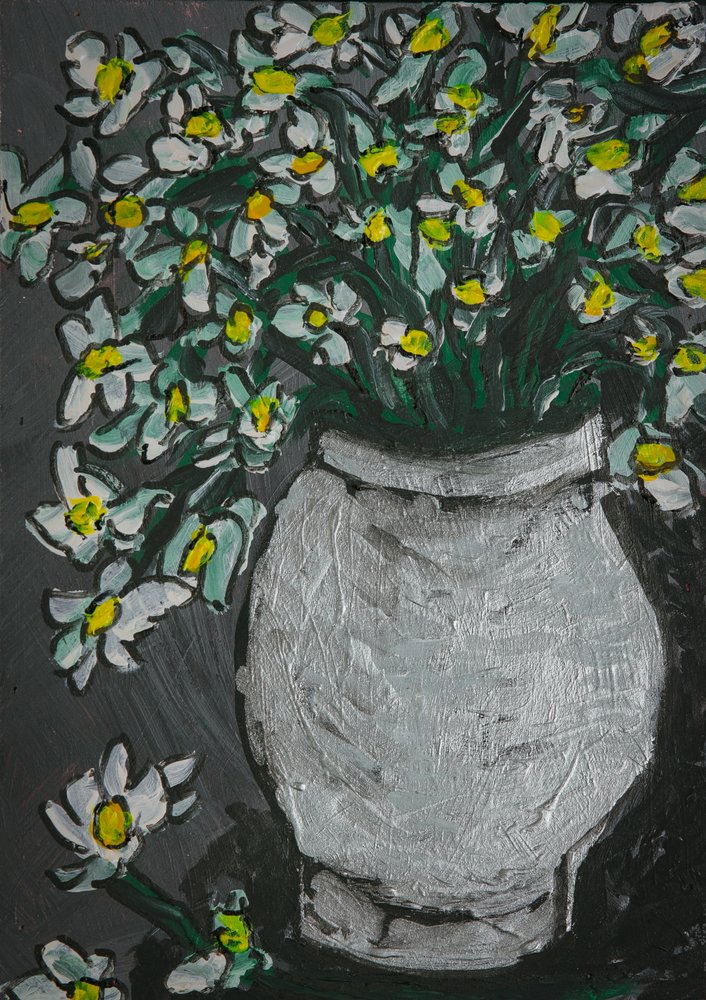 Fleurs blanches dans un vase gris - Dale Hefer & Family