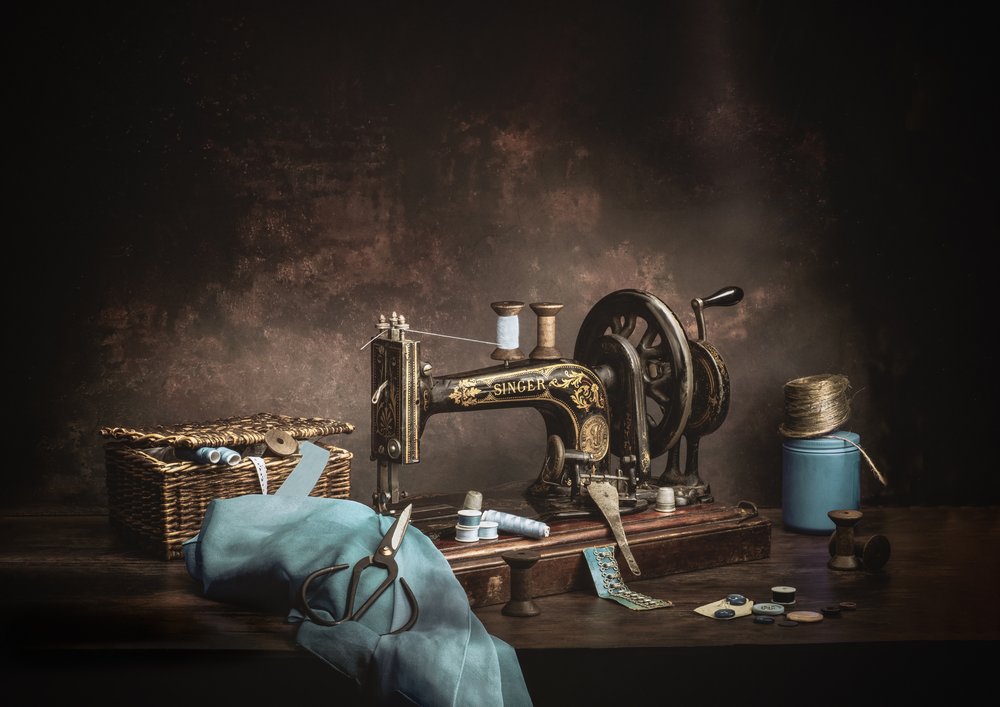 Nature morte avec des articles de couture anciens - Denis O Reilly