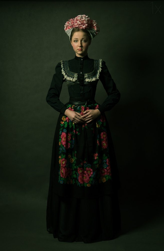 Jeune femme, style floral et folk - Denisa Justusová Šumcová