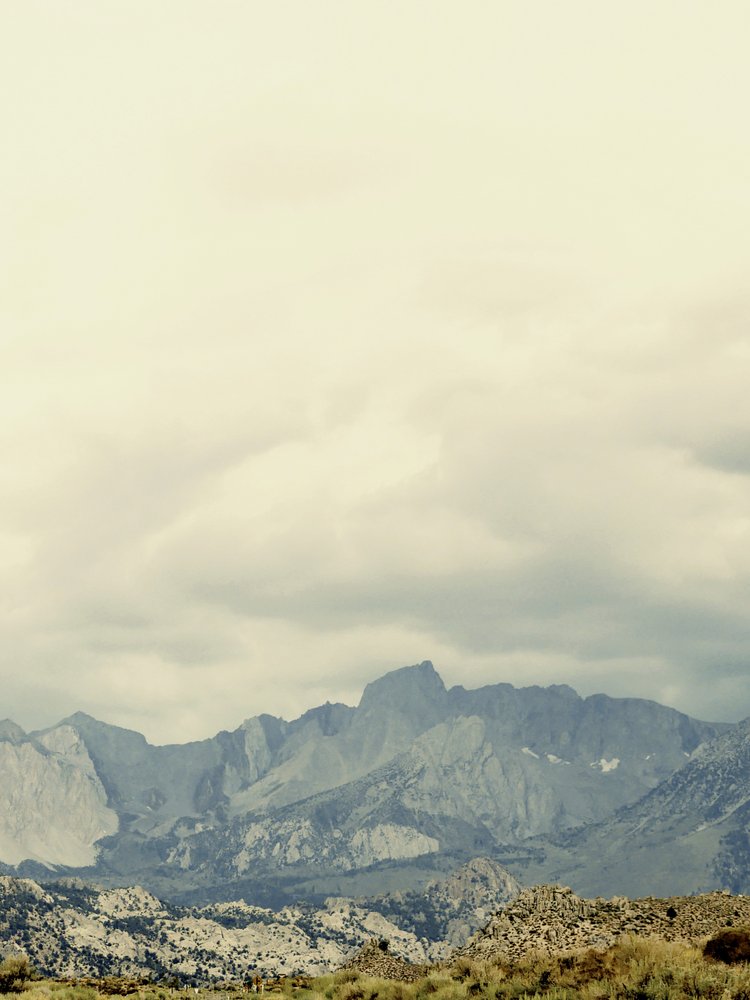 Paysage de montagne sous un ciel nuageux - Gemma Bardot
