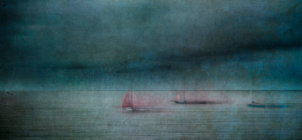 Paysage marin sombre, voile rouge - Greetje van Son