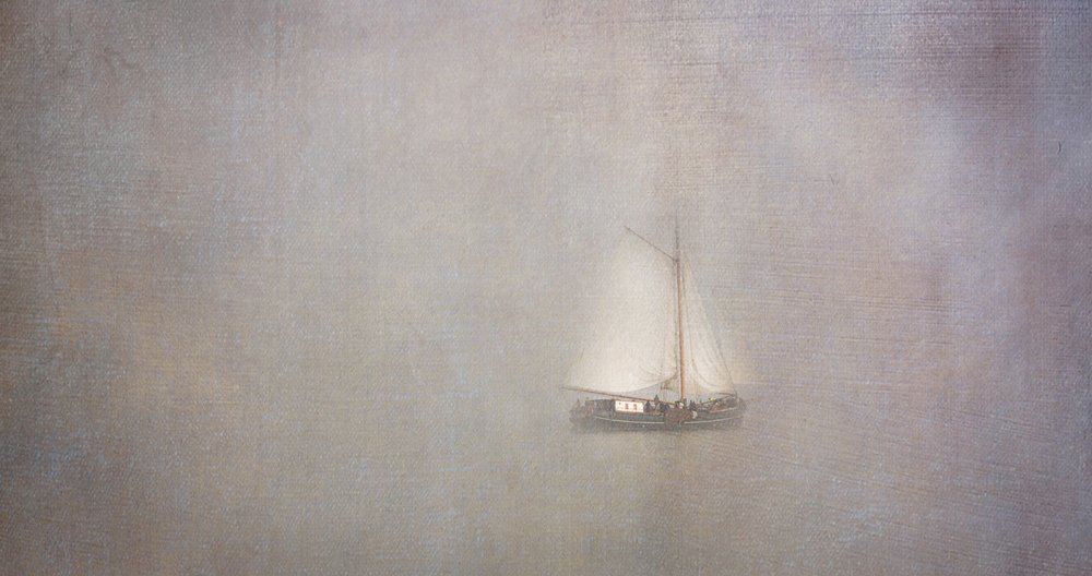 Un voilier dans la brume - Greetje van Son