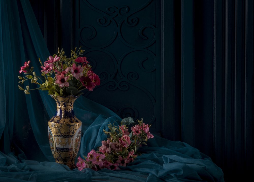 Fleurs dans un élégant vase doré - Homeira moazami