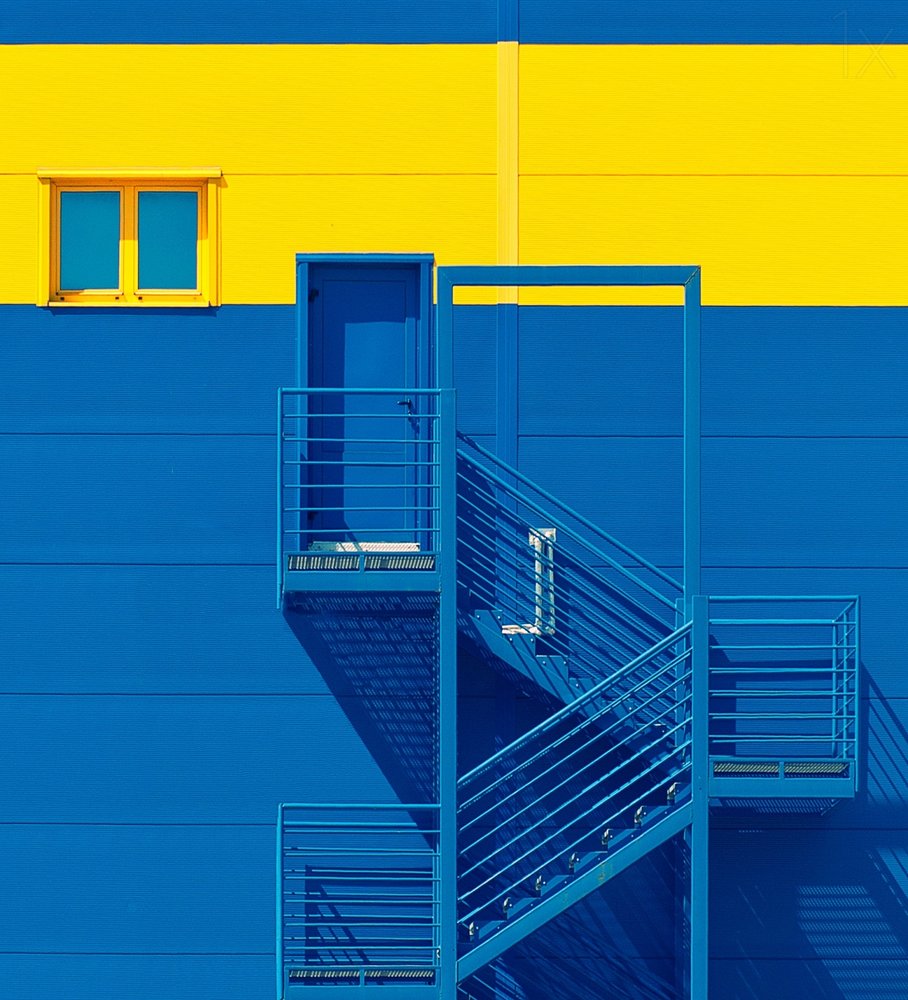 Façade bleu vif et jaune - Igor Bakotic