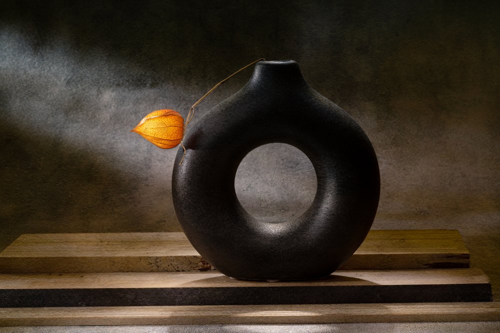 Vase moderne dans la lueur d