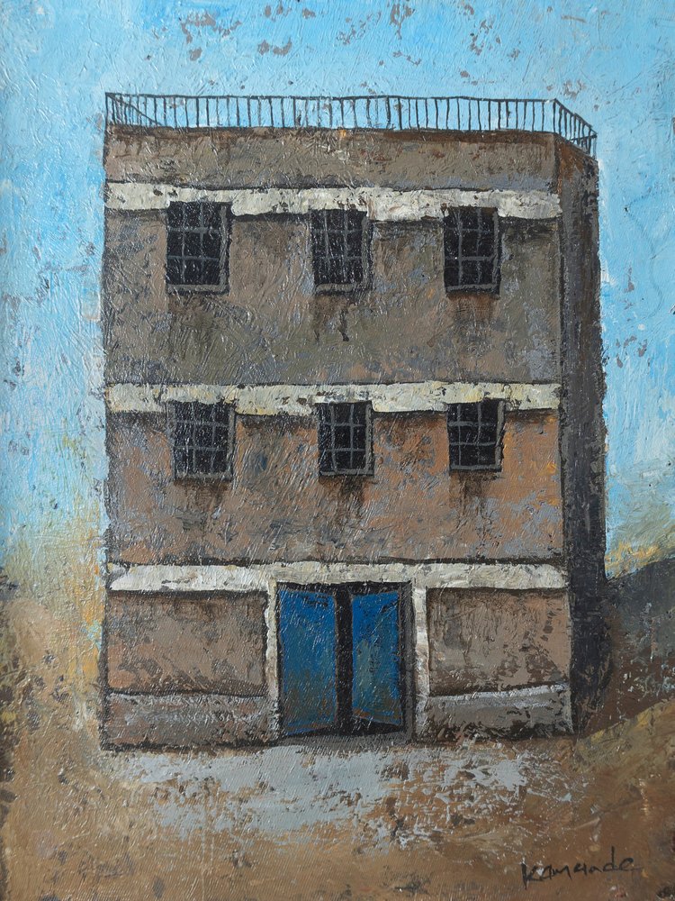 Bâtiment rustique avec une porte bleue - James Kamande