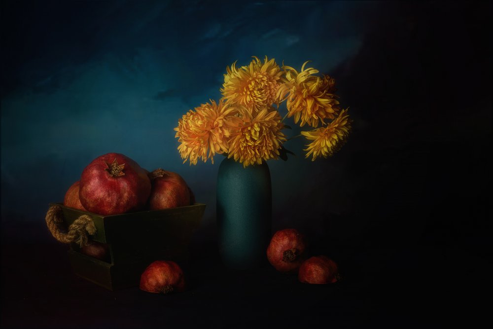 Grenades et chrysanthèmes dorés - John-Mei Zhong