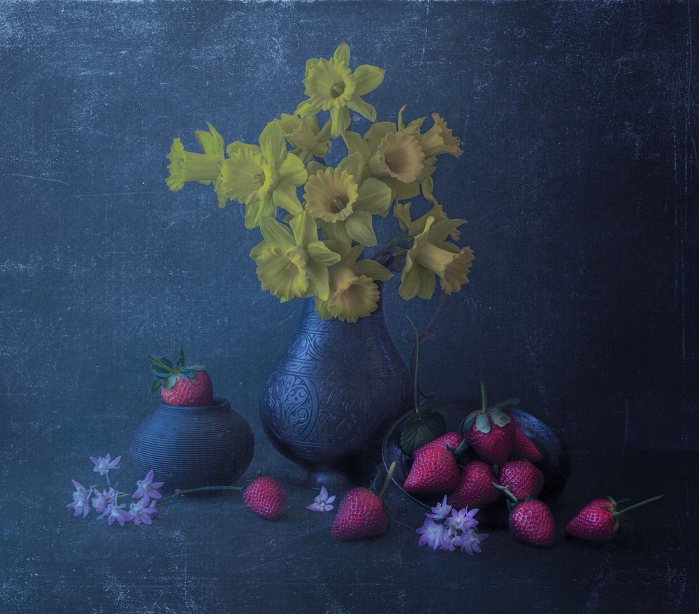 Jonquilles jaunes et fraises - Judy Tseng