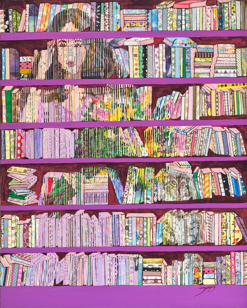 Une femme devant une bibliothèque colorée - Jukyong Park