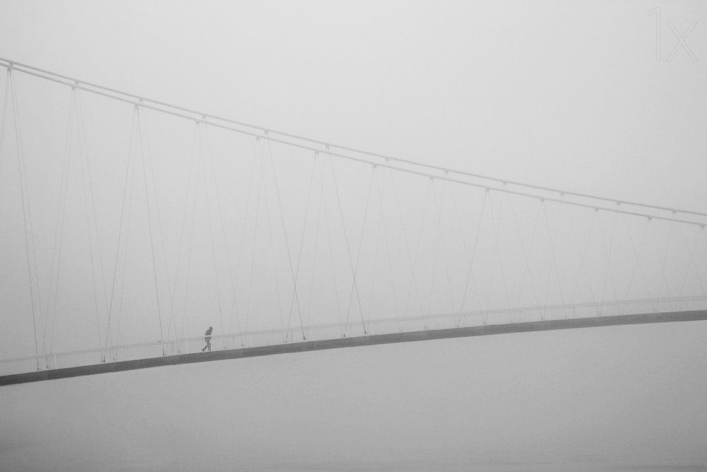 Promenade solitaire sur un pont brumeux - Krunoslav Nevistic