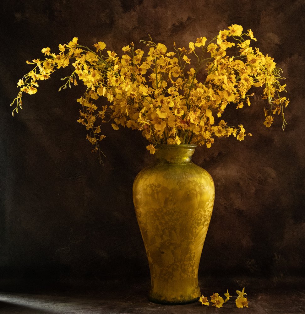 Fleurs dorées dans un vase - LM Meng