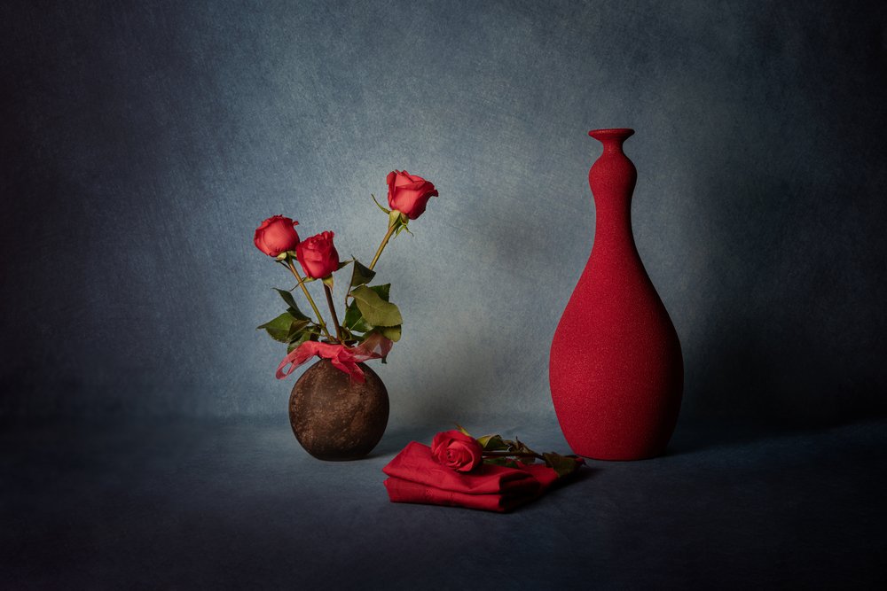 Nature morte élégante à la rose rouge - Leah Xu