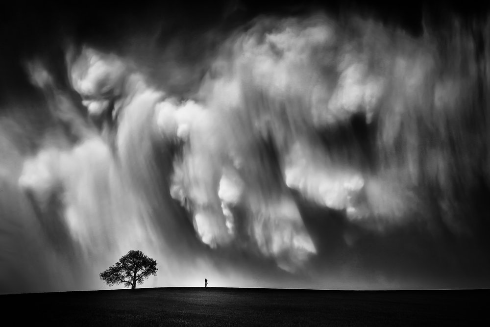 Un arbre solitaire sous un ciel spectaculaire - Like He