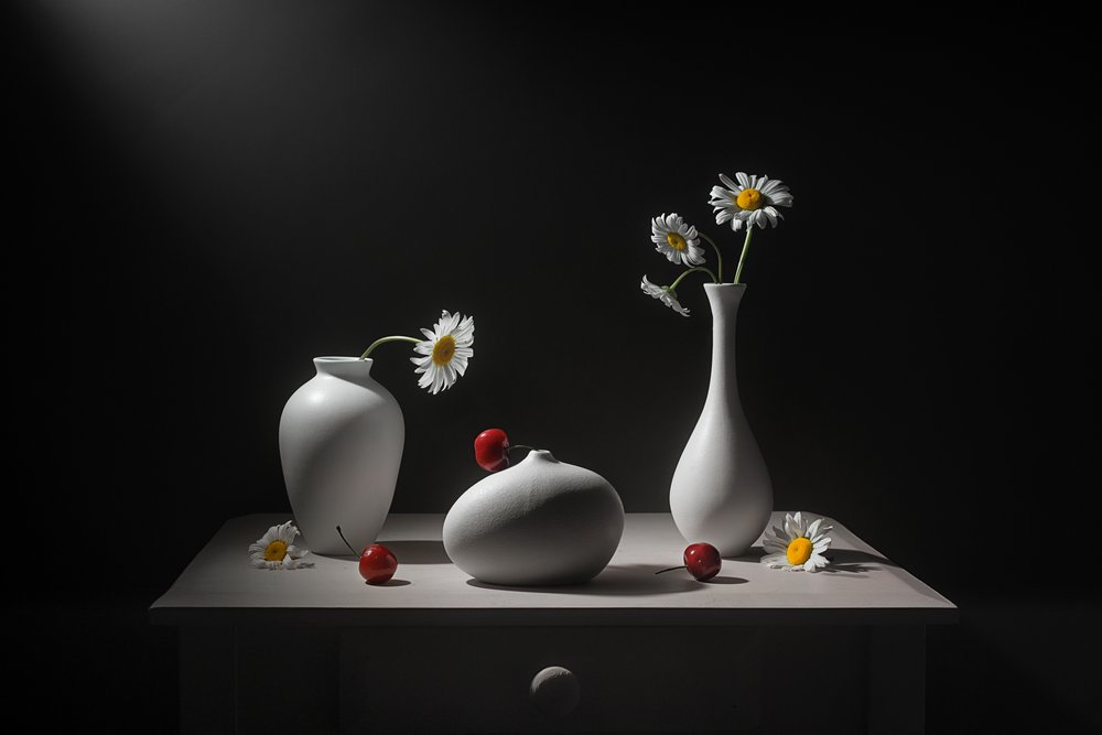 Marguerites, vases et cerises - Lydia Jacobs
