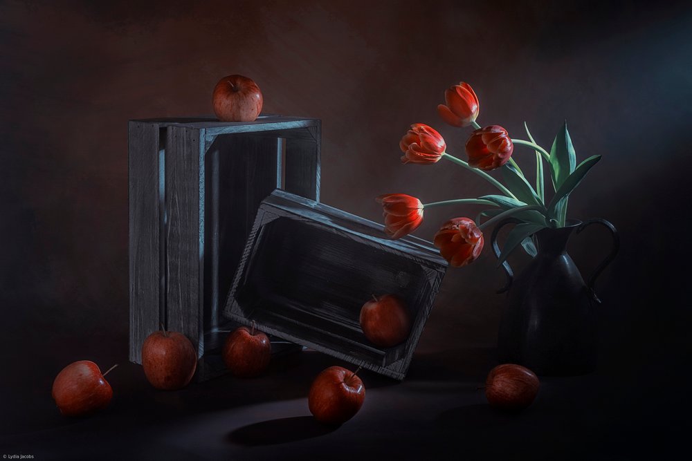 Nature morte florale et fruitée sombre - Lydia Jacobs