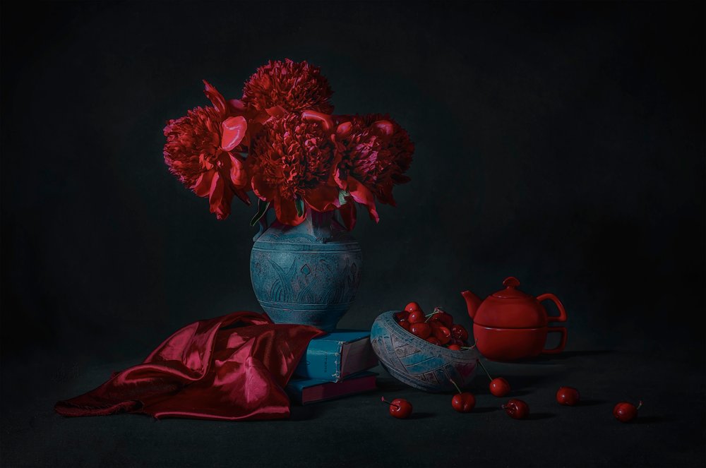 Pivoines sombres et cerises - Lydia Jacobs