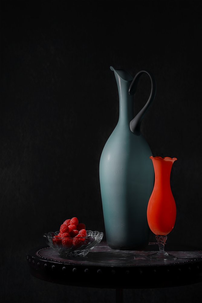 Vases élégants et framboises - Lydia Jacobs
