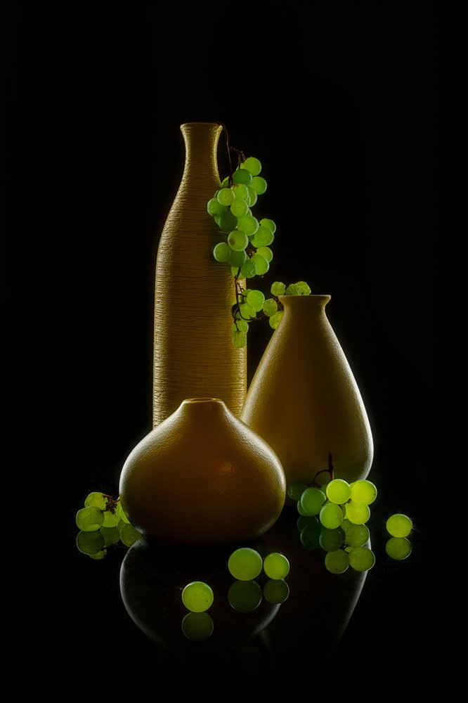 Vases dorés et raisins verts - Lydia Jacobs