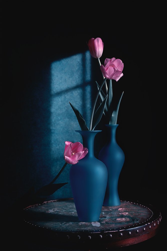Tulipes roses, vases bleus - Lydia Jacobs