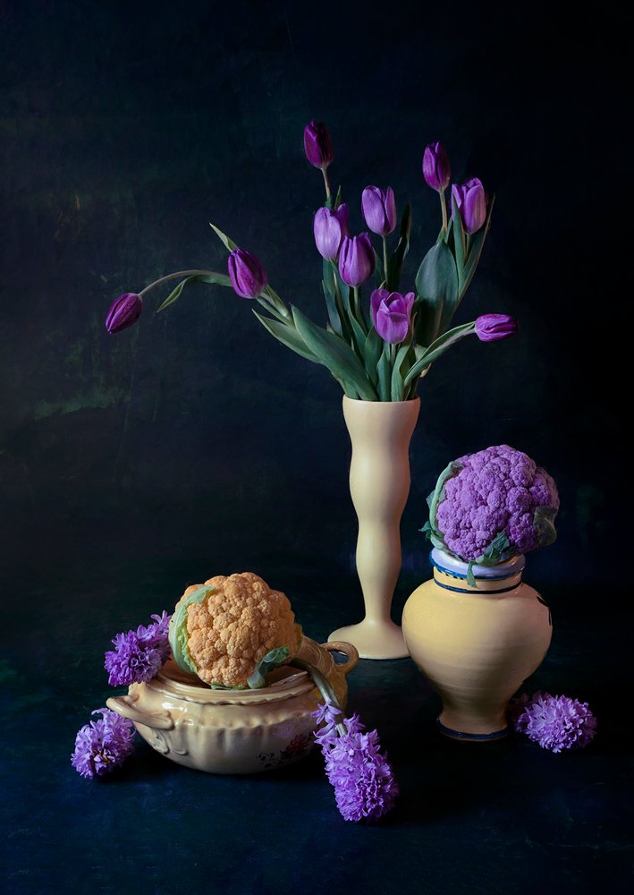Tulipes violettes et chou-fleur - Lydia Jacobs