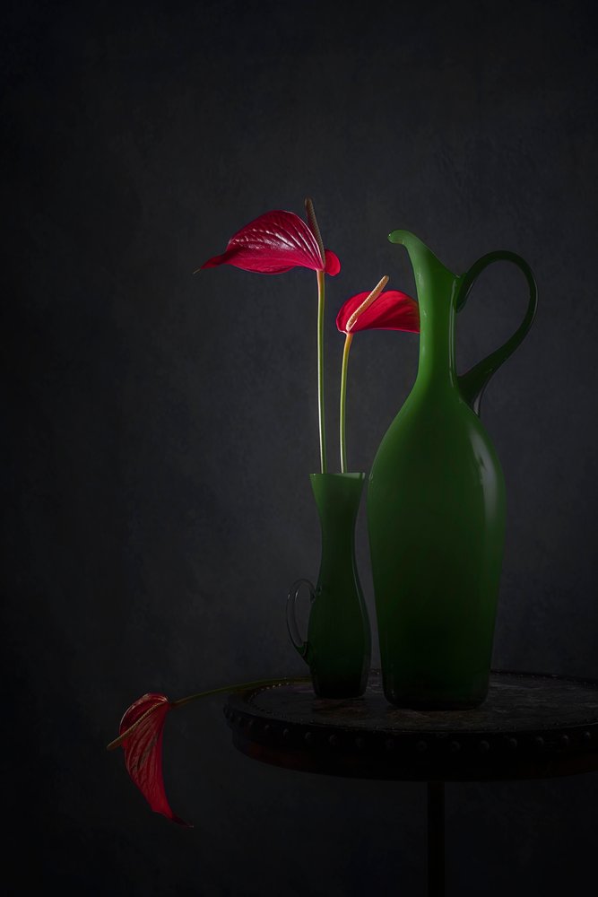 Anthuriums rouges, vases verts - Lydia Jacobs