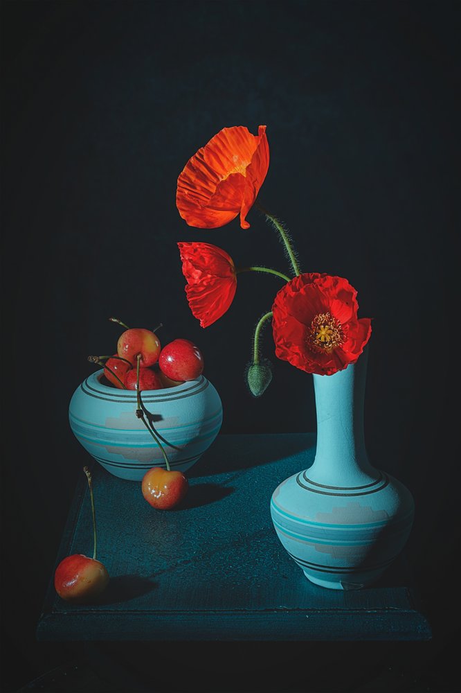 Nature morte aux coquelicots rouges et aux cerises - Lydia Jacobs
