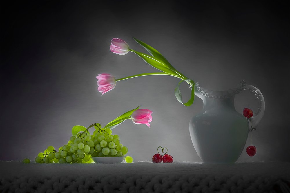 Nature morte romantique aux tulipes et aux fruits - Lydia Jacobs