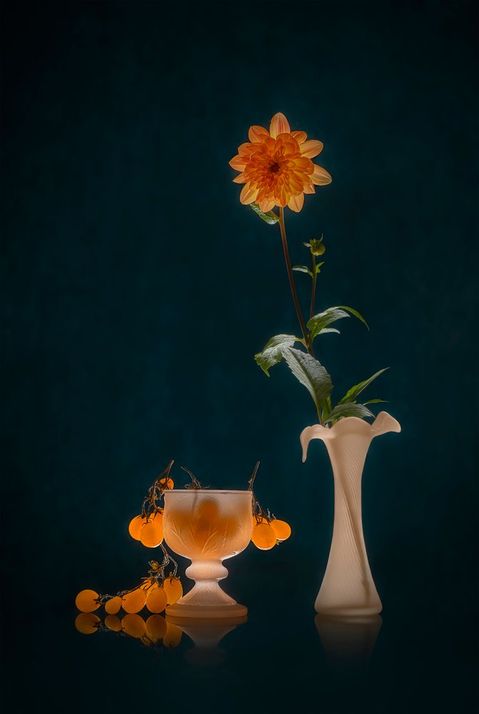 Nature morte aux dahlias aux couleurs chaudes - Lydia Jacobs