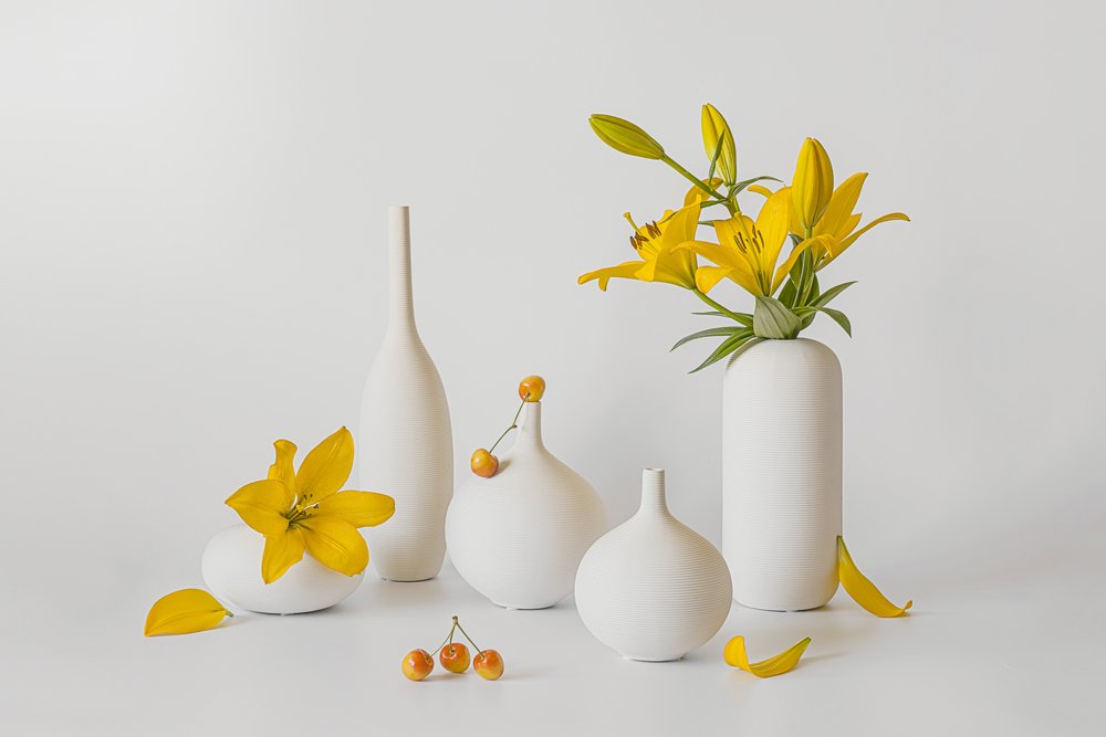 Vases blancs, lys jaunes - Lydia Jacobs