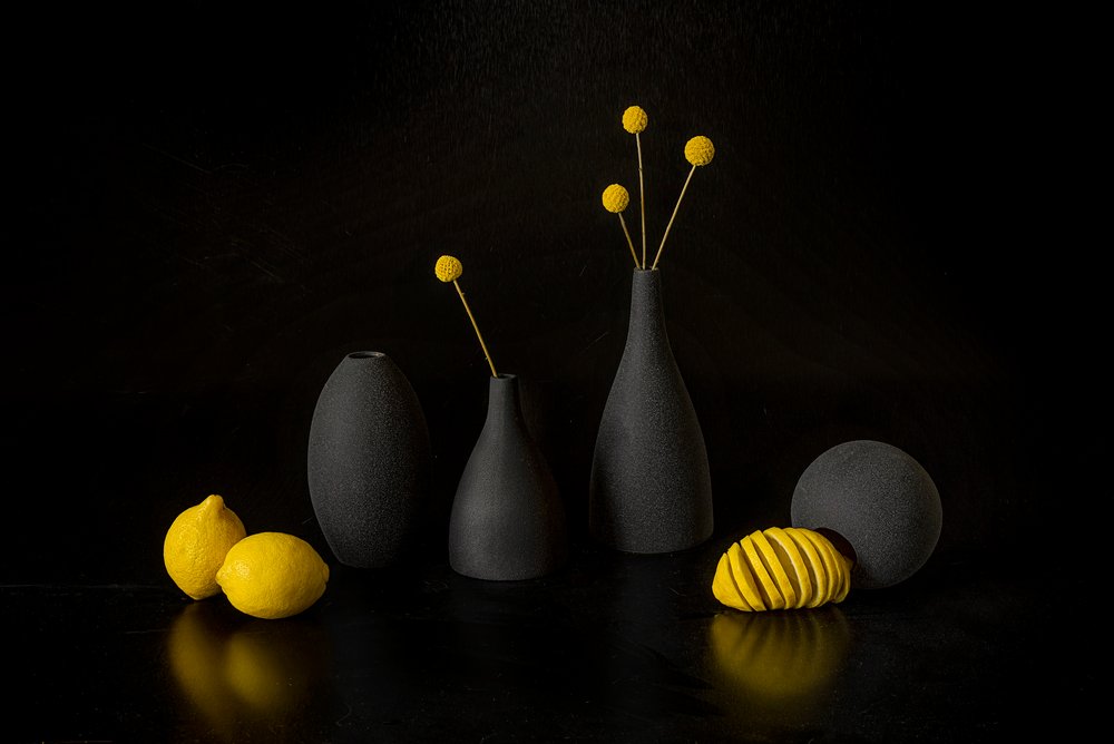 Citrons jaunes, vases noirs - Lydia Jacobs