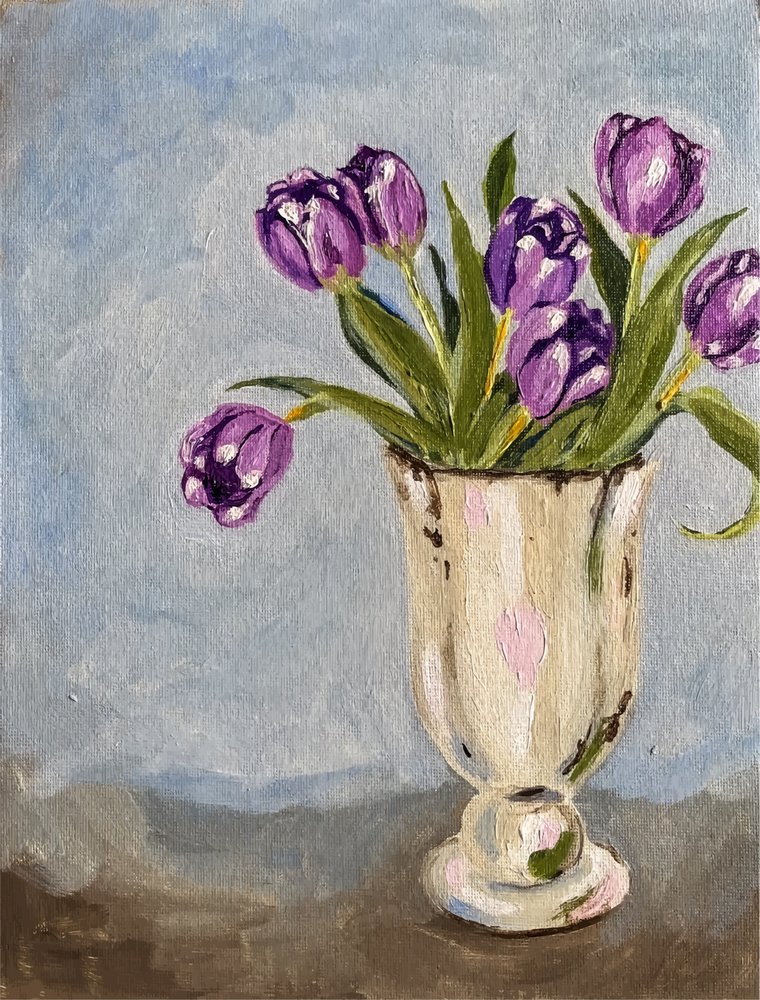 Des tulipes violettes dans un vase - Madison Phipps