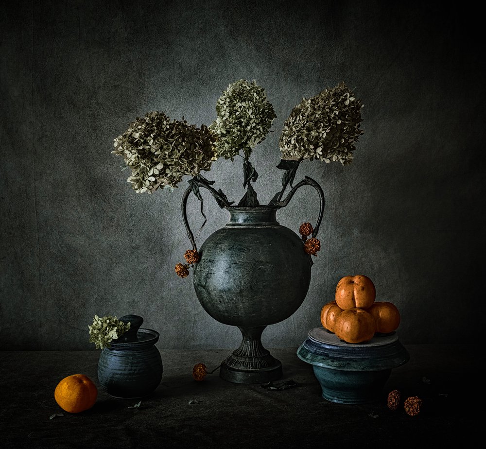 Nature morte florale sombre - May G