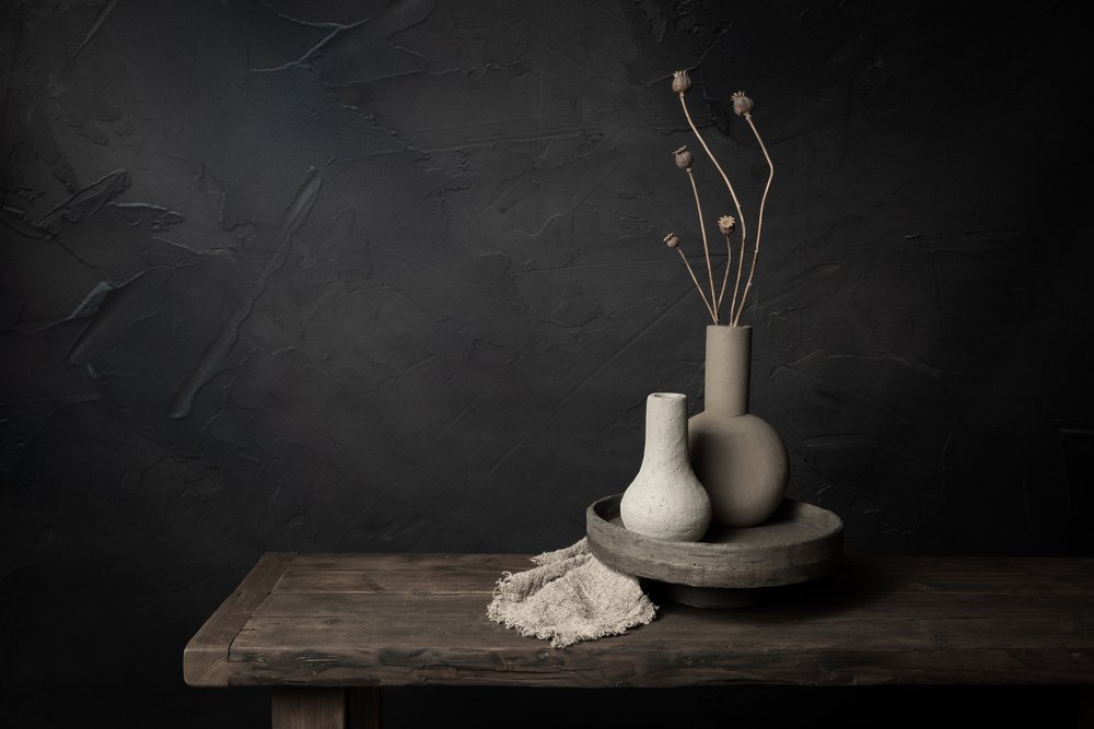 Vases rustiques – Nature morte sombre - Mayra Pama