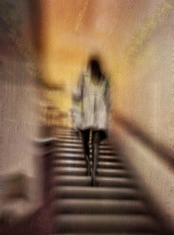 Une femme montant des escaliers flous - Molly Fu APA