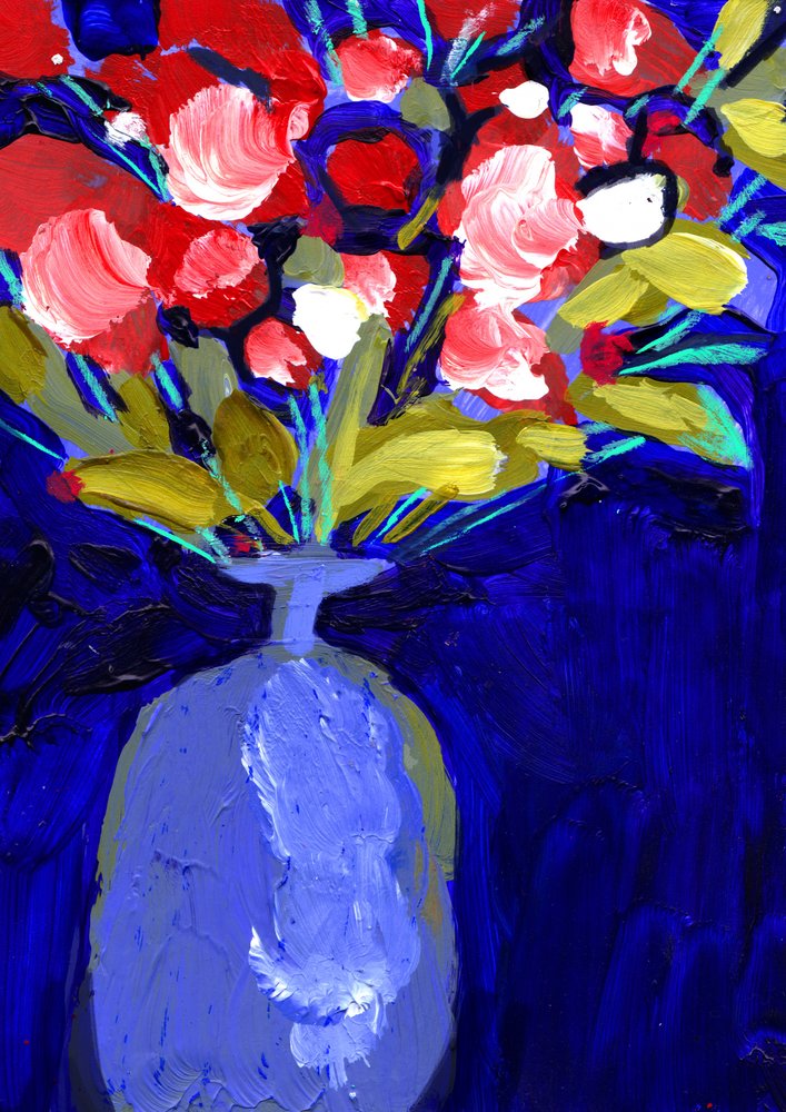 Fleurs rouges éclatantes dans un vase bleu - Olga Skomorokhova