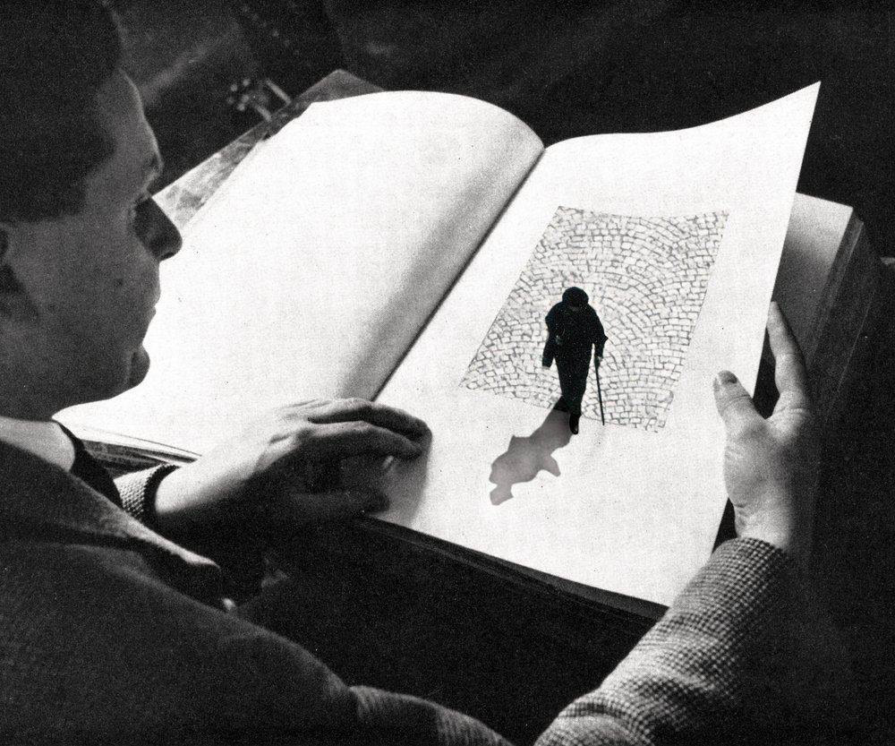 Un homme lit « Lone Journey » - Sammy Slabbinck