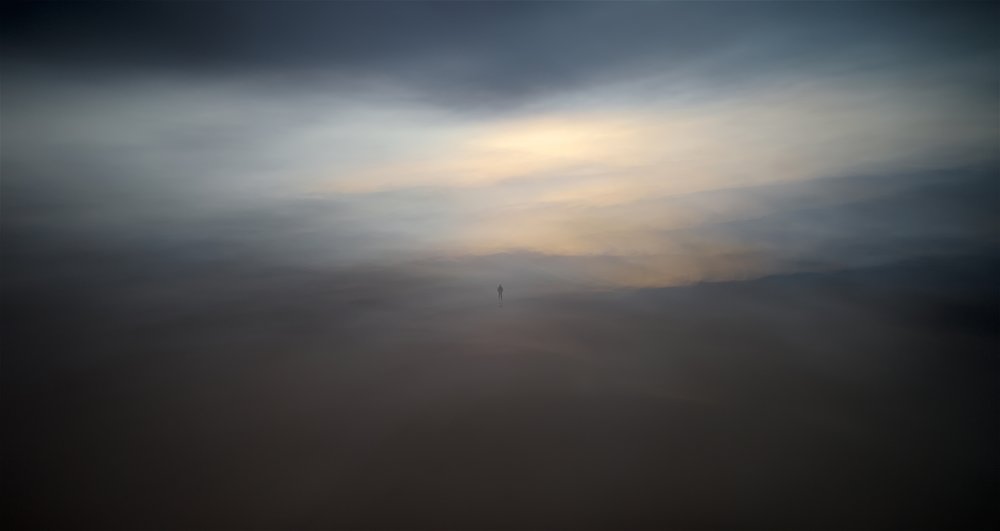 Silhouette solitaire dans la brume - Santiago Pascual Buye