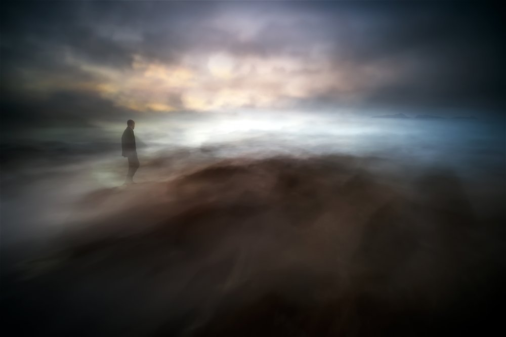 Silhouette solitaire, horizon brumeux - Santiago Pascual Buye