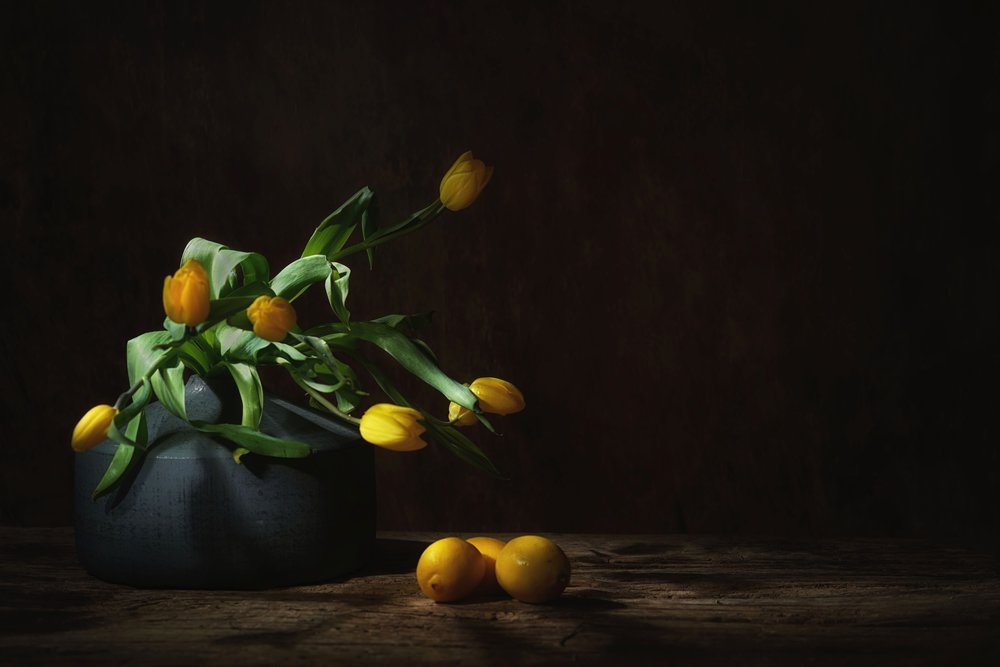 Nature morte aux tulipes jaunes mélancoliques - Saskia Dingemans