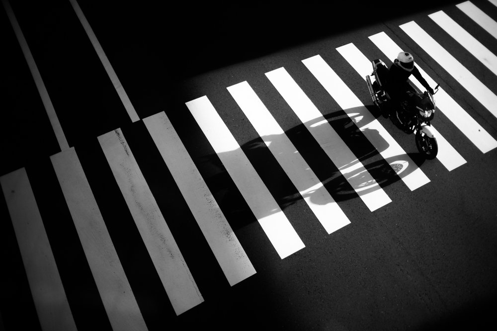 Moto sur un passage piéton - Satoshi Hata