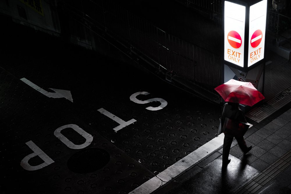 Promenade nocturne « Red Umbrella » - Satoshi Hata