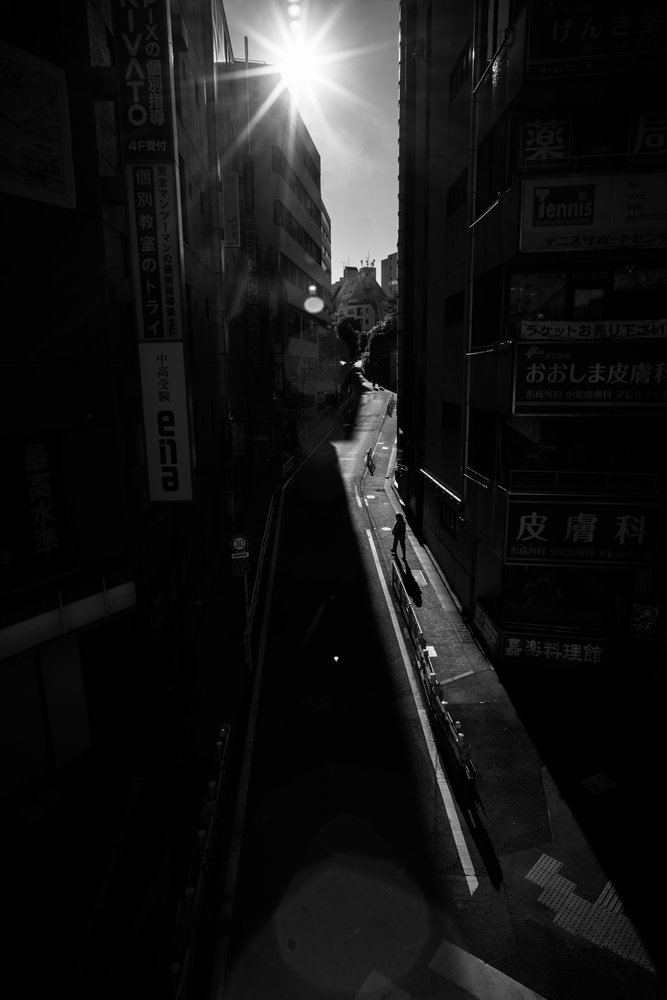 Sentier urbain baigné de soleil - Satoshi Hata
