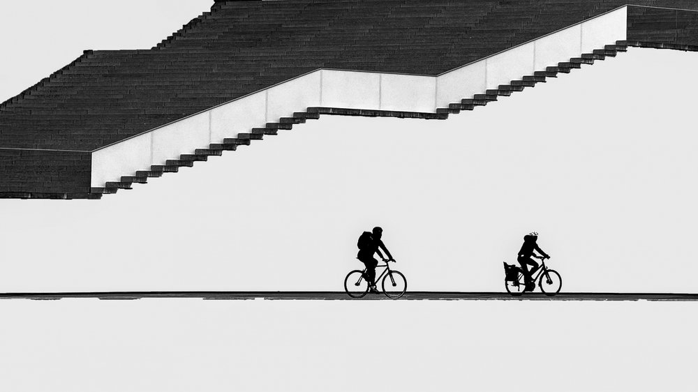 Cyclistes en silhouette sur les escaliers - Shanrui Ren