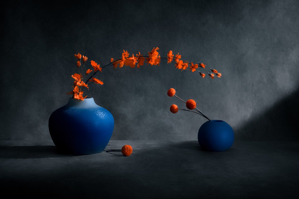 Vases bleus, fleurs orange - Siyu_Wei APA