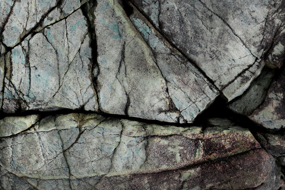 Surface rocheuse fissurée - Studio Meikle