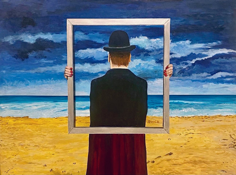 Un homme tenant une photo encadrée de la plage - Tom Blood