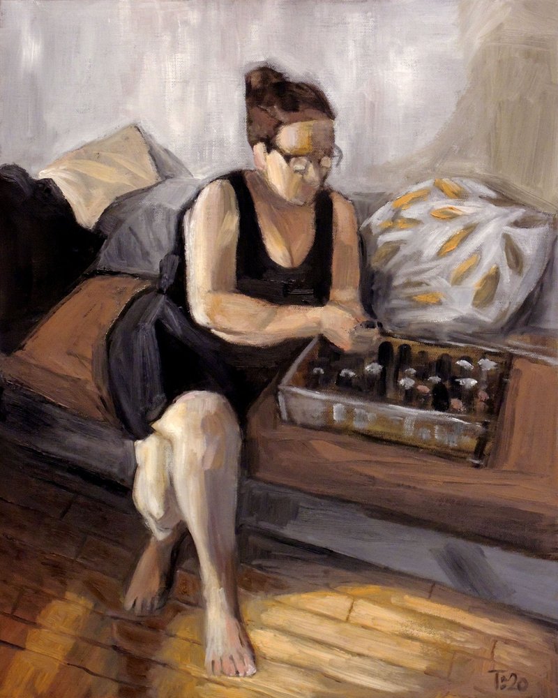 Une femme rangeant des bouteilles - Tore Bahnson