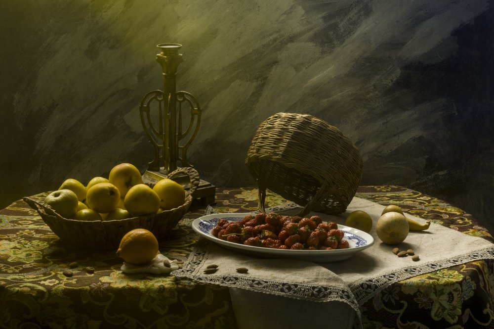 Nature morte sombre aux fruits - UstinaGreen